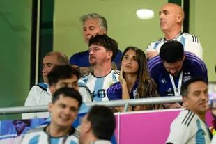 Antonella Roccuzzo en la previa del partido que disputarán Argentina y Australia, por los octavos de final de la Copa del Mundo Qatar 2022 en el estadio Ahmed bin Ali, Umm Al Afaei, Qatar, el 3 de diciembre de 2022.