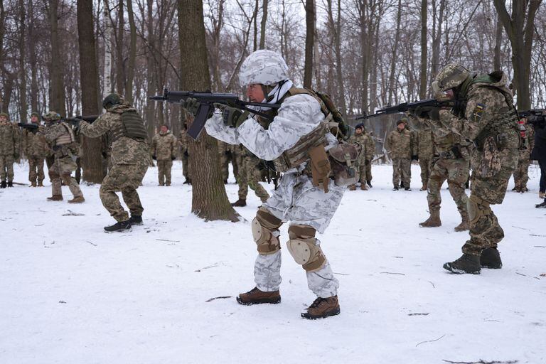 Members of the Ukrainian Territorial Defense Forces, volunteer military units of the Armed Forces, train in a city park in Kiev, Ukraine, on January 22, 2022.