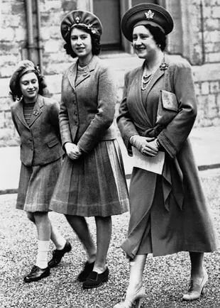 La princesa Isabel, de 16 años, centro, aparece con su madre, la reina Isabel, y su hermana menor, la princesa Margarita Rosa, mientras caminan hacia el patio de armas del Castillo de Windsor para una revisión de la Guardia de Granaderos, el 19 de mayo de 1942 en Windsor