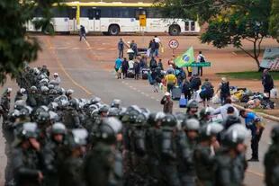 Oficiales de policía toman posiciones frente a un campamento en Brasilia de los partidarios del expresidente de Brasil Jair Bolsonaro 
