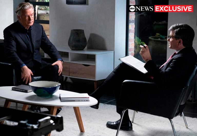 Alec Baldwin junto George Stephanopoulos, de "Good Morning America" (ABC), en una de las primeras entrevistas que brindó sobre el trágico suceso