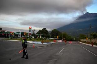 El volcán de Fuego, uno de los tres activos de Guatemala, ha entrado nuevamente en erupción tras un incremento de su actividad durante los últimos días