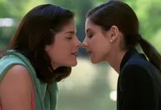 Sarah Michelle Gellar y Selma Blair recrearon el famoso beso de Juegos Sexuales