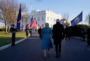 Biden y su mujer, en el ingreso a la Casa Blanca