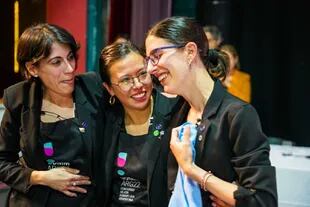 La terna finalista para mejor sommelier 2022: Andrea Donadio junto a Alma Cabrera y Delvis Huck al momento de conocer el veredicto que la consagró, en el Teatro Mendoza