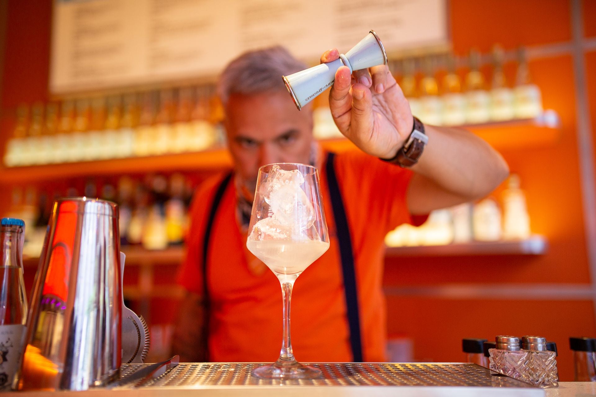 Pablo Piñata, referente de la coctelería en la ciudad, detrás de la barra de la Chintonería, el spot que propone ampliar el consumo de gin con una propuesta descontracturada