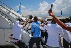 Desbordes en el aeropuerto: migrantes deportados por EE.UU. intentan volver a subirse a los aviones