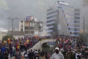 Manifestantes protestan contra el gobierno del presidente Guillermo Lasso y el incremento de los precios del combustible en Quito