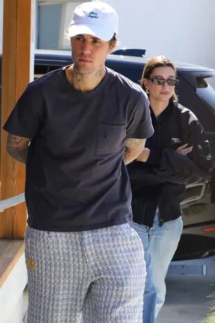 El domingo Justin y Hailey Bieber comenzaron su día en una cafetería de Los Ángeles, donde se encontraron con Kendall Jenner