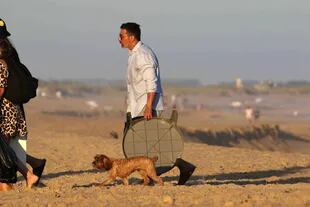 Tras disfrutar de un día de playa, al Pocho Lavezzi le tocó cargar la mesa hasta su vehículo