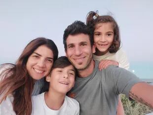 La pareja con sus hijos, Mateo y Mora, nacidos en Bariloche.
