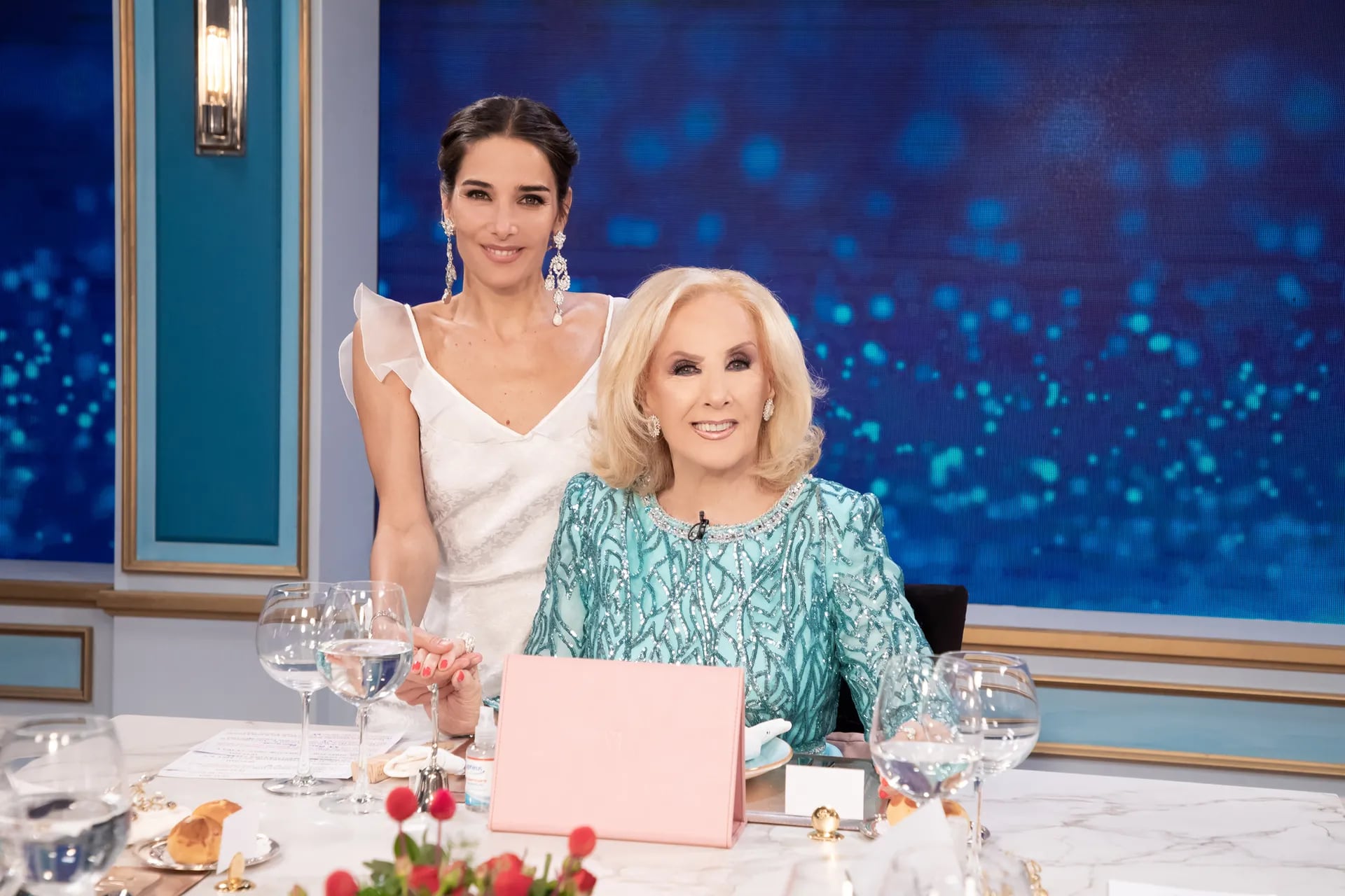 Mirtha Legrand y su nieta Juana, en una de las escasas apariciones televisivas de la diva durante la pandemia