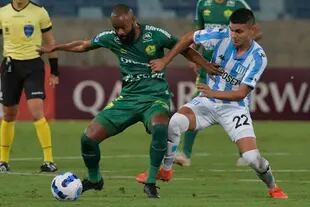 Marcao, de Cuiabá, domina la pelota ante Carlos Alcaraz, partido por la Copa Sudamericana 2022