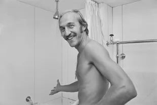 Stan Smith, sonriente antes de tomar una ducha en Londres, en 1973; además de ser un estupendo tenista, el estadounidense marcó tendencia en el marketing deportivo. 