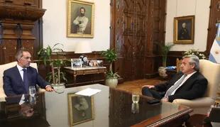 El presidente Alberto Fernández y el embajador en Brasil, Daniel Scioli, en la Casa Rosada