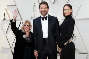 Bradley Cooper posó junto a las dos mujeres más importantes de su vida, su novia Irina Shayk y su mamá