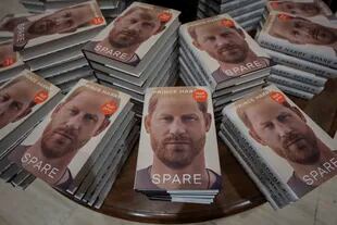 Ejemplares del libro del príncipe Harry "Spare" en una librería en Londres el 10 de enero de 2023.
