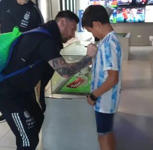 Lionel Messi firmó la camiseta que usó