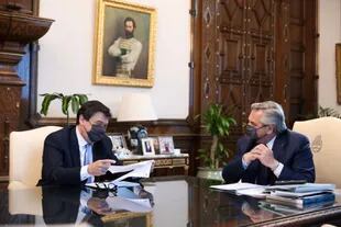 El ministro de Trabajo, Claudio Moroni, junto al presidente Alberto Fernández, esta tarde