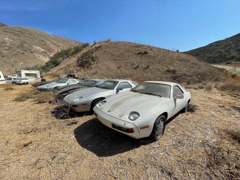 Los autos abandonados están en un desierto de California (Foto: Carscoops.com)