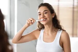 Los 6 consejos de un especialista para cuidar de la mejor manera al cepillo de dientes