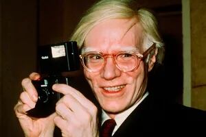Extravagante y genial, Andy Warhol predijo los quince minutos de fama y se volvió inmortal