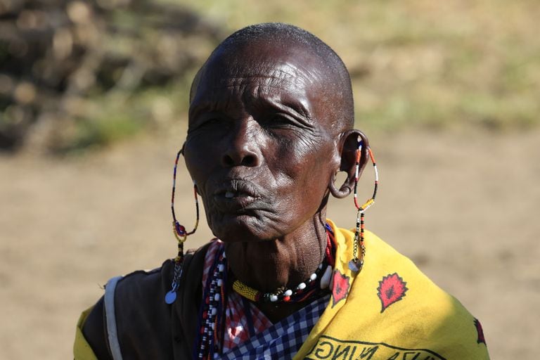 Mujer maasai con ropas de colores brillantes, típicas de la tribu
