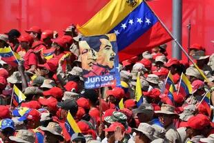 Las dos marchas de Venezuela: Guaidó anunció ayuda humanitaria y Maduro ordenó un fuerte entrenamiento militar