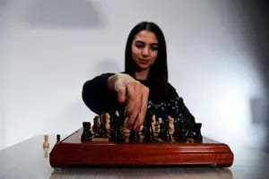 La reina iraní del ajedrez Sara Khadem, a cara descubierta contra el régimen de su país