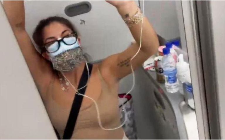 Marisa Fotieo decidió aislarse en el baño de un avión luego de resultar positiva de Covid (Crédito: TikTok)