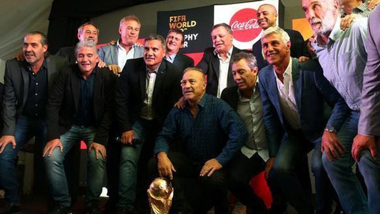 El Vasco detrás de la Copa del Mundo, acompañado por campeones l 78 y del 86... más David Trezeguet al fondo, otro campeón con la camiseta de Francia 