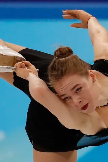Anastasiia Gubanova de Georgia compite en el programa corto de patinaje individual femenino