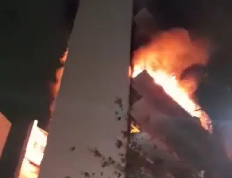 Grave incendio en Recoleta: se fondi fuego un edificio ya hay al menos cinco muertos y 18 heridos