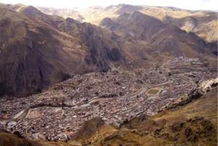 Vista aérea de la ciudad de Huancavelica, desde la mina de Santa Bárbara