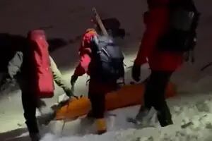 Una esquiadora con fractura de pelvis sobrevivió tras un operativo de 7 horas