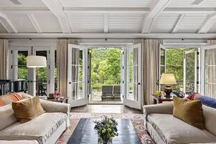 La casa de Richard Gere tiene un estilo lujoso pero sencillo, con mucho trabajo de maderas y amplios ventanales para disfrutar del entorno campestre