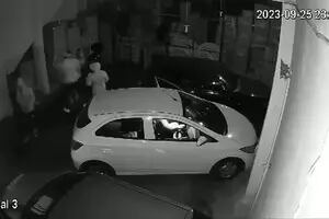 Se metieron al garaje mientras estacionaba el auto, lo encañonaron y le robaron el vehículo