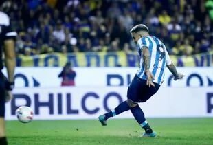 Enzo Copetti remata durante la tanda de penales de la semifinal de la Copa de la Liga Profesional que disputan Boca Juniors y Racing Club; el 9 volverá a ser titular este domingo
