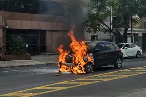 Un auto se incendió sobre Avenida Del Libertador cuando era acarreado por el auxilio