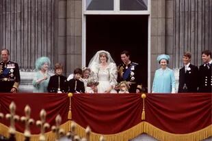 La pareja saludó desde el balcón de Buckingham