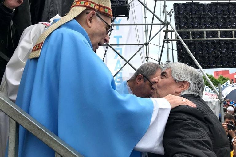El arzobispo Radrizzani saluda a Hugo Moyano, en la misa