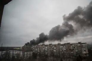 Columnas de humo suben al cielo tras uno de los ataques rusos en Mariupol