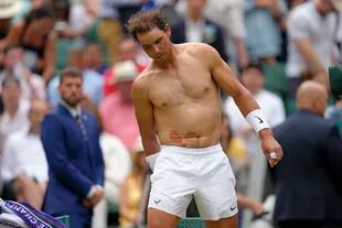El español Rafael Nadal con un medical tape en la zona abdominal durante su match de cuartos de final de Wimbledon. 