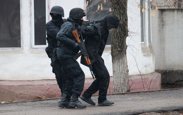 08-01-2022 Un detenido durante la ola de protestas en Kazajistán.  Las autoridades de Kazajistán han elevado a casi 8.000 los detenidos en el marco de las protestas contra el Gobierno que, más tarde derivaron en disturbios, y que el secretario de Estado del país, Erlan Karin, ha atribuido a un "ataque terrorista híbrido".  POLITICA ASIA KAZAJSTÁN VASILY KRESTYANINOV / SPUTNIK / CONTACTOPHOTO