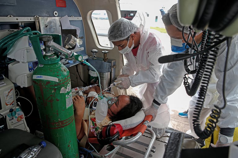 Una paciente de Covid-19 de 49 años es trasladada por un equipo médico especial de emergencia en helicóptero en el municipio de Prainha do Itaituba, estado de Pará, Brasil el 21 de febrero de 2021