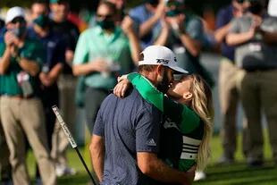Dustin Johnson se abraza a su esposa Pauline Gretzky luego de ganar el Masters de Augusta.