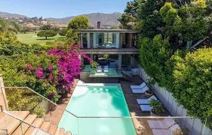 Pamela Anderson está vendiendo su casa en Malibú por $ 14,9 millones de dólares. Ella ha decidido mudarse a Canadá con su nuevo esposo y está poniendo su manguera en el mercado. Compró la casa en 2000 por $ 1.8 millones, pero ha hecho una extensa renovación y personalización a su gusto. La casa se encuentra en un lote de 6,234 pies cuadrados, con acceso a la playa privada y contiene 3 dormitorios y 3 baños. También tiene un jacuzzi de hormigón y una gran piscina.