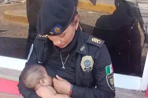 La policía que amamantó a un bebé en Acapulco que llevaba más de dos días sin alimentarse tras el huracán Otis