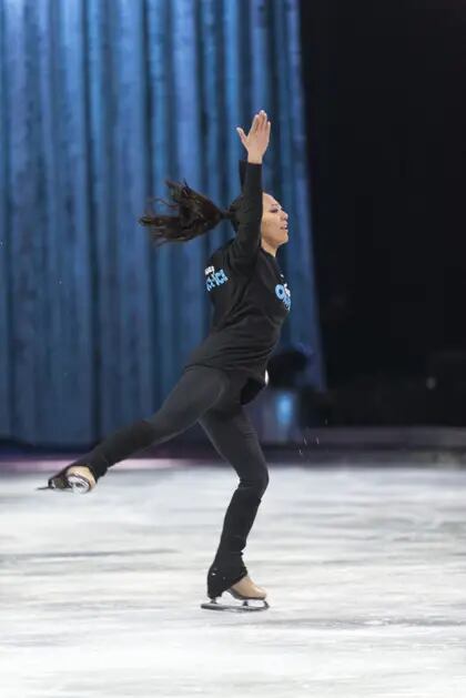 Una de las destacadas patinadoras de Disney on Ice durante un ensayo