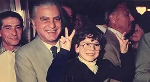 Santiago Cafiero, en brazos de su abuelo Antonio Cafiero